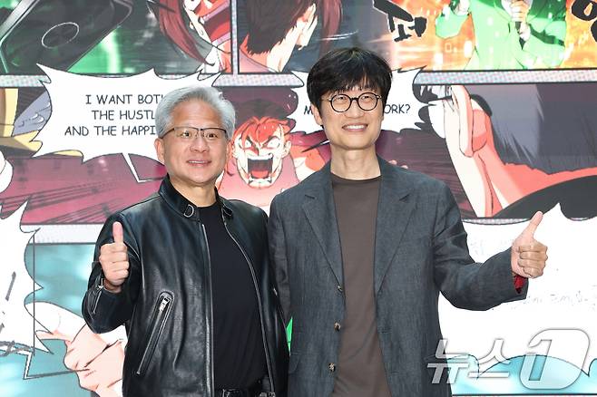 젠슨 황 엔비디아 최고경영자(CEO)와 이해진 네이버 이사회 의장이 8일 경기 성남시 분당구 네이버 사옥 1784에서 열린 환영 행사에서 기념촬영을 하고 있다. 2026.6.8 ⓒ 뉴스1 김영운 기자