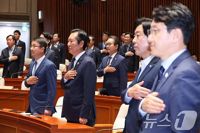 정청래 더불어민주당 대표와 한병도 원내대표, 황명선 최고위원이 11일 서울 여의도 국회에서 열린 의원총회에서 국민의례를 하고 있다. 2026.6.11 ⓒ 뉴스1 신웅수 기자