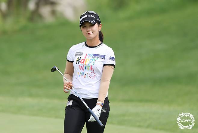 박현경이 5일 성문안 컨트리클럽에서 열린 KLPGA 투어 셀트리온 퀸즈 마스터즈 1라운드 13번 홀에서 그린을 파악하고 있다. 사진 | KLPGA