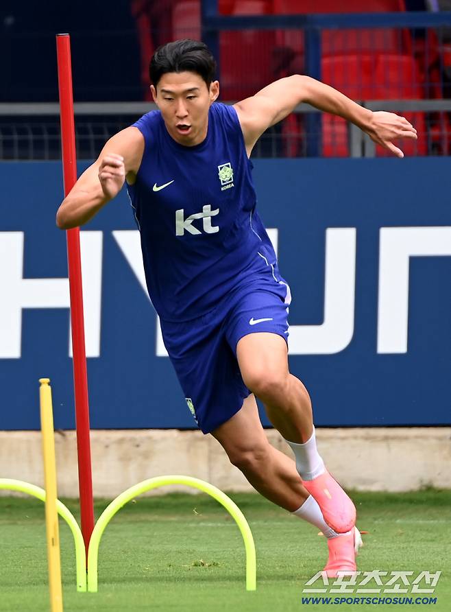 8일(한국시각) 멕시코 과달라하라 인근 사포판 월드컵대표팀 베이스캠프 훈련장 치바스 베르데 바예에서 진행된 대한민국 월드컵 대표팀의 공식 훈련, 황인범과 손흥민이 질주하고 있다. 사포판(멕시코)=허상욱 기자wook@sportschosun.com/2026.06.08/
