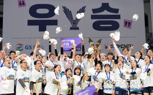 5일 장충체육관에서 열린 V리그 챔피언결정전 GS칼텍스와 도로공사의 경기. 우승을 차지한 GS칼텍스 선수들이 허세홍 구단주와 함께 환호하고 있다. 장충=박재만 기자 pjm@sportschosun.com/2026.04.05/