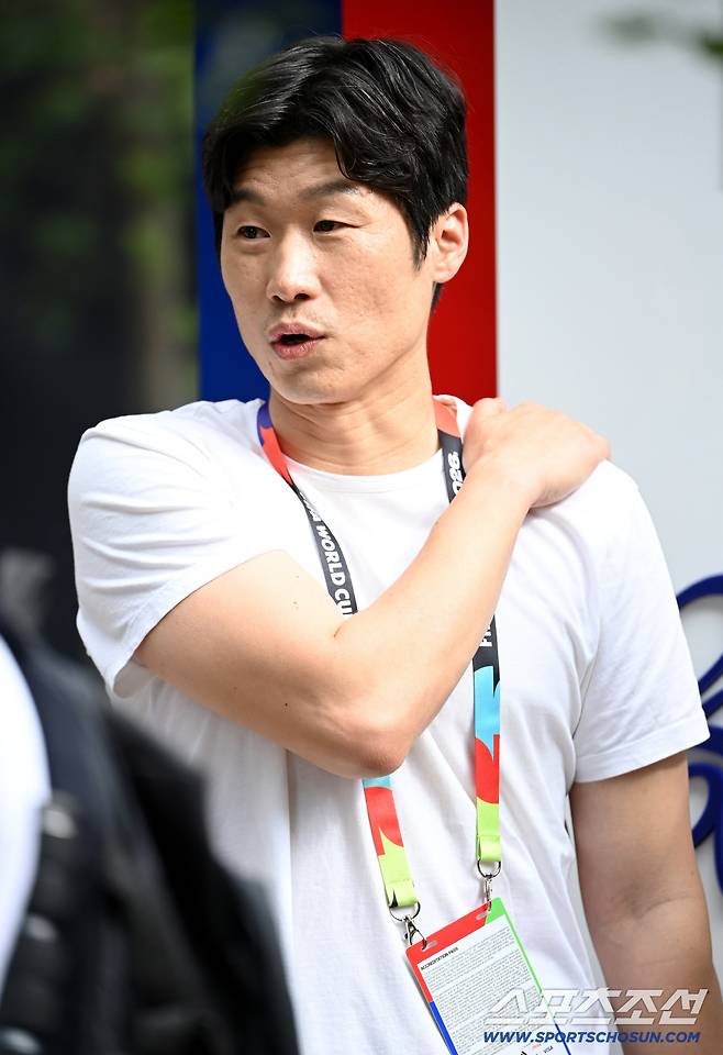 11일(한국시각) 멕시코 과달라하라 인근 사포판 월드컵대표팀 베이스캠프 훈련장 치바스 베르데 바예에서 진행된 대한민국 월드컵 대표팀의 공식 훈련. 훈련장을 찾은 박지성 해설위원이 이야기를 나누고 있다. 사포판(멕시코)=허상욱 기자wook@sportschosun.com/2026.06.11/