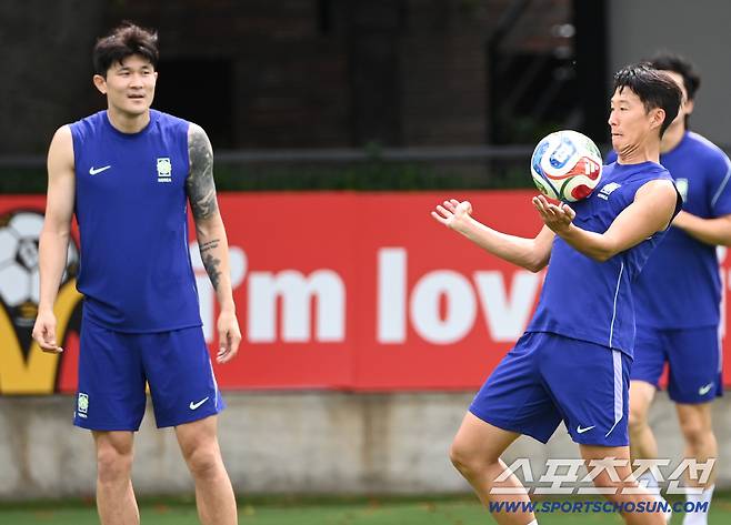 7일(한국시각) 멕시코 과달라하라의 대표팀 베이스캠프 훈련장인 치바스 베르데 바예에서 진행된 대한민국 월드컵 대표팀의 공식 훈련, 손흥민과 김민재가 패스게임을 하고 있다. 과달라하라(멕시코)=허상욱 기자wook@sportschosun.com/2026.06.07/