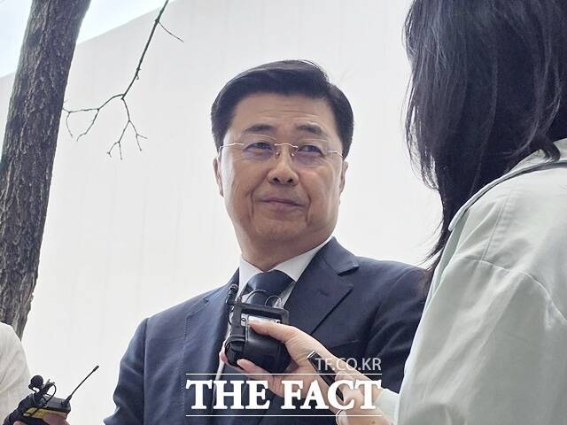 홍장원 전 국가정보원 1차장이 11일 오전 경기 과천시 3대 특검(내란·김건희·채상병) 미제 의혹을 수사하는 권창영 특별검사팀(종합특검) 사무실에 출석하고 있다. /김해인 기자