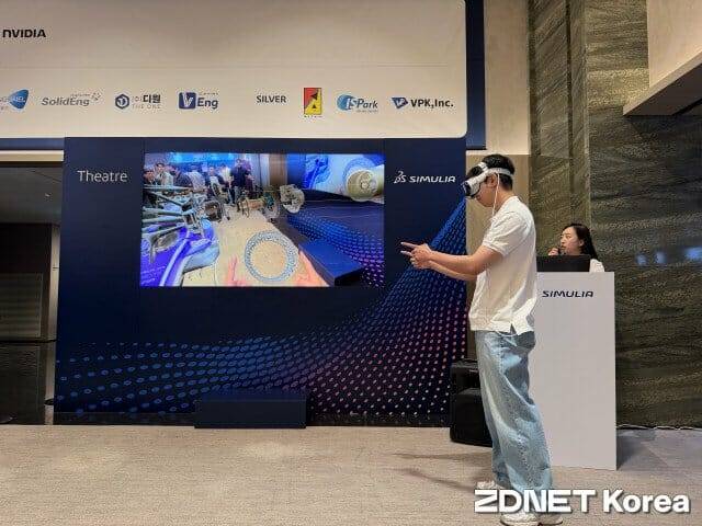 장 파트너가 제조 공정 안전 교육을 진행하고 있다.