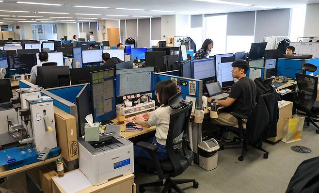 경찰청 전기통신금융사기 통합대응단에서 데이터 분석을 맡은 경찰 직원들이 근무하는 모습. 이들은 금융·통신 관련 실무 경험이 있거나 빅데이터 분석, 가상 자산 추적 관련 자격증을 보유한 전문가들이다. /박성원 기자