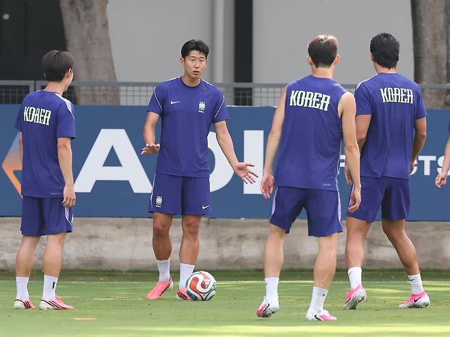 2026 북중미 월드컵에 출전하는 대한민국 축구 국가대표팀 손흥민이 10일(현지시간) 멕시코 과달라하라 인근 사포판에 위치한 치바스 바예 베르데에서 훈련 중 동료 선수들에게 이야기를 하고 있다. 2026.6.11 ⓒ 뉴스1