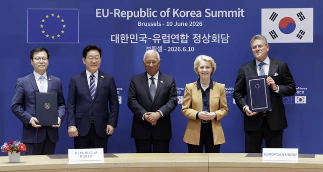 이재명 대통령과 안토니우 코스타 EU 정상회의 상임의장(가운데), 우르즐라 폰데어라이엔 EU 집행위원장이 10일(현지시간) 벨기에 브뤼셀 EU이사회 본부에서 디지털 통상 협정(DTA) 서명식이 끝난 뒤 기념촬영을 하고 있다. 왼쪽부터 여한구 통상교섭본부장, 이재명 대통령, 안토니우 코스타 EU 정상회의 상임의장, 우르즐라 폰데어라이엔 EU 집행위원장, 마로스 셰프초비치 통상 경제 안보 집행위원. [연합뉴스]