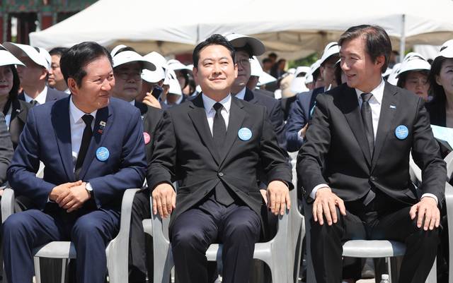 지난 5월 18일 정청래(왼쪽부터) 더불어민주당 당대표와 장동혁 국민의힘 대표, 조국 조국혁신당 대표가 광주 5·18 민주광장에서 열린 제46주년 5·18 민주화운동 기념식에 참석해 있다. [청와대통신사진기자단·연합뉴스]