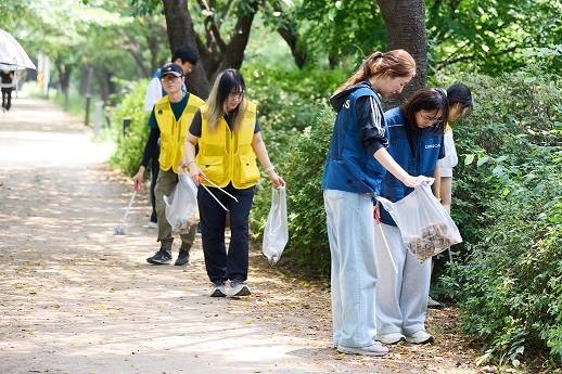 임직원 참여 ESG 플로깅 활동 모습. <사진제공=컴투스>