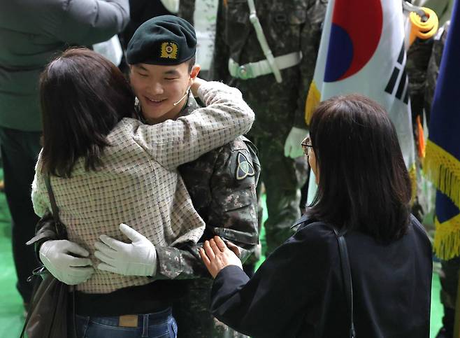 지난 3월 전북 임실군 35사단 충경신병교육대대에서 올해 첫 입영 신병 수료식이 열린 가운데 신병교육을 마친 훈련병들이 부모님과 인사를 나누고 있다. 뉴스1