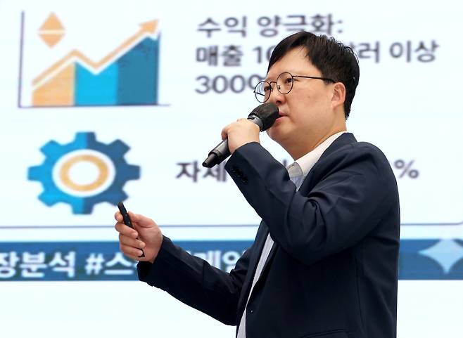김성준 한국콘텐츠진흥원 게임신기술본부장이 유망 게임사 지원 사업 성과를 공유하고 있다. 김민규 기자