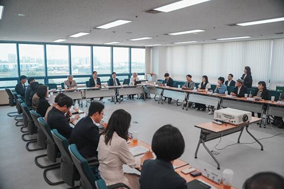전주시장직 인수위원회가 업무보고를 받고 있다. [사진=전주시장직인수위원회 ]