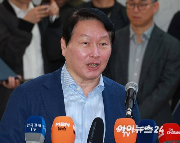 최태원 SK그룹 회장이 지난 8일 서울 종로구 SK서린빌딩에서 젠슨 황 엔비디아 최고경영자(CEO)와 면담을 마치고 취재진과 질의 응답을 갖고 있다.[사진=정소희 기자]