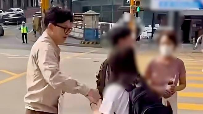 한동훈 의원이 부산 북구갑 지역구를 찾아 주민들과 인사를 나누고 있다. (본인 페이스북)