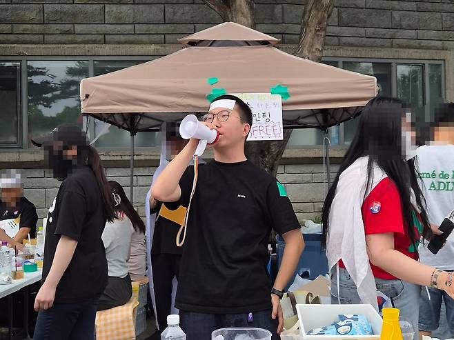 7일 오후 김진호씨는 서울 송파구 올림픽공원에서 열린 6.3 지방선거 투표지 부족 사태 규탄 시위에 참여했다. 이규림 기자