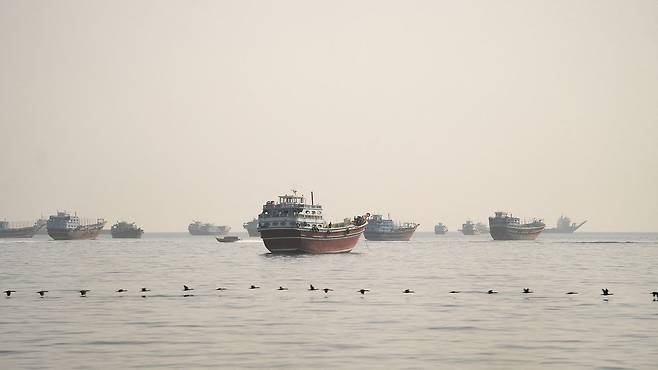 현지시간 10일 오만에서 바라본 호르무즈해협에 선박들의 발이 묶여 있다. 로이터=연합뉴스