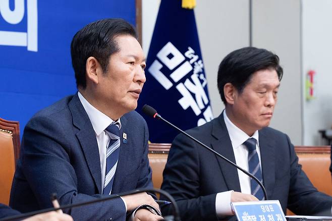 정청래 더불어민주당 대표가 지난 2월 서울 여의도 국회에서 1인 1표제 당헌 개정안 중앙위원회 통과에 대한 입장을 밝히고 있다. 뉴스1