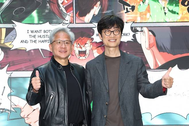젠슨 황 엔비디아 최고경영자(CEO)와 이해진 네이버 이사회 의장이 지난 8일 경기 성남시 분당구 네이버 사옥 1784에서 열린 환영 행사에서 기념촬영을 하고 있다 / 사진=뉴스1