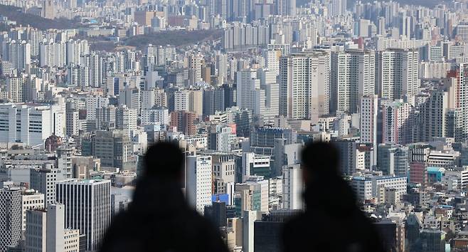 서울 중구 남산에서 바라본 서울시내 아파트 단지 모습. 2026.2.23/뉴스1