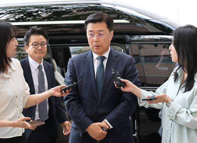 홍장원 전 국가정보원 1차장이 11일 ‘계엄 정당화 메시지 전달’ 의혹과 관련해 피의자 신분으로 조사를 받기 위해 과천 권창영 2차 종합특검 사무실으로 출석하며 취재진의 질문을 받고 있다. 연합뉴스