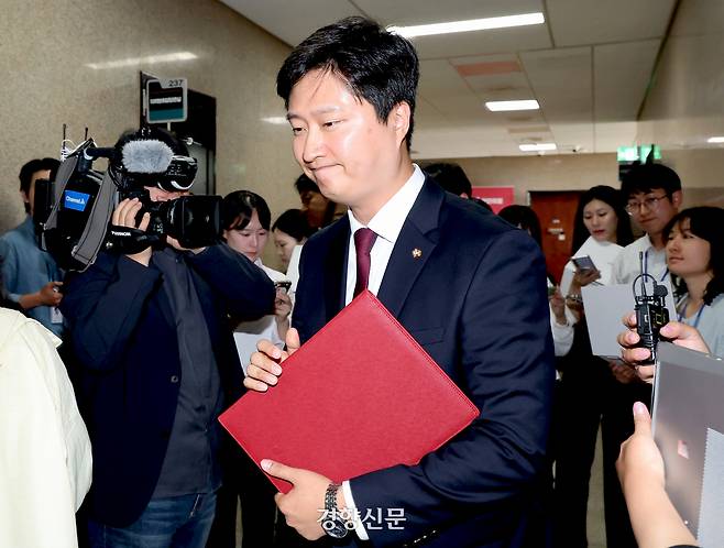 우재준 국민의힘 최고위원이 11일 국회에서 기자들의 질문을 받으며 이동하고 있다.  박민규 선임기자
