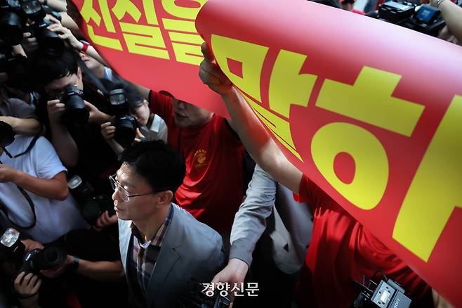 임성근 전 해병대 1사단장이 지난해 7월 서울 서초구 서초한샘빌딩에 차려진 이명현 특별검사팀 사무실에 방문했지만 출입문이 닫혀 들어가지 못하고 있다. 성동훈 기자