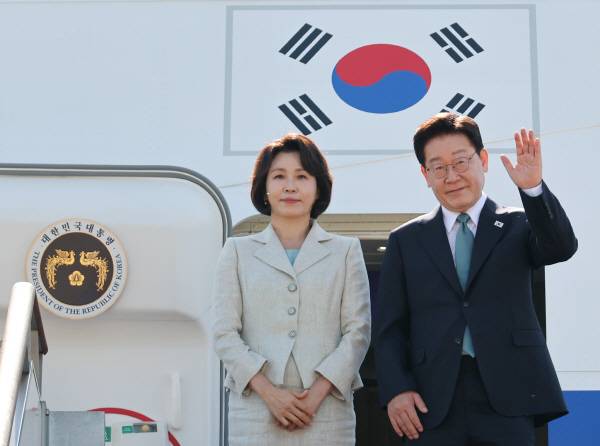 주요7개국(G7) 정상회의 참석과 유럽 순방을 위해 출국하는 이재명 대통령과 김혜경 여사가 지난 9일 성남 서울공항 공군 1호기에서 환송객에게 인사하고 있다. 연합뉴스