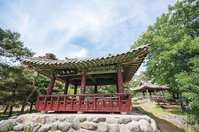 다근진 나루 인근의 구경정. 1931년 아홉 사람이 돈을 내 지은 뒤 낡은 정자를 2009년 7월 새로 만들었다.
