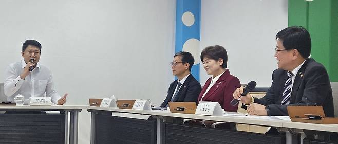 10일 대구 군위중학교에서 열린 소규모학교 정책 간담회에 학부모 대표로 참석한 문기환 군위초등학교 운영위원장이 발언하고 있다. 이를 최교진 교육부장관, 강은희 대구교육감, 김태훈 부교육감이 듣고 있다(오른쪽부터).