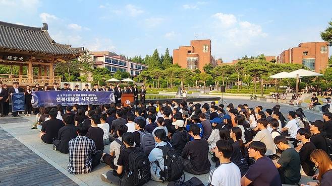 10일 전북대학교 건지광장 문회루 앞에서 열린 제9회 전국동시지방선거 투표용지 부족 사태 규탄 시국선언에서 학생들이 참정권 보장과 진상 규명을 촉구하며 구호를 외치고 있다. 최창환 기자