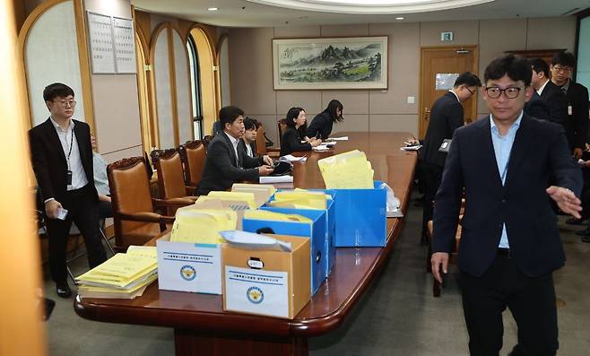 경찰이 11일 경기도 과천시 중앙선거관리위원회에서 6·3 지방선거 투표지 부족 사태와 관련한 압수수색을 하고 있다. 연합뉴스