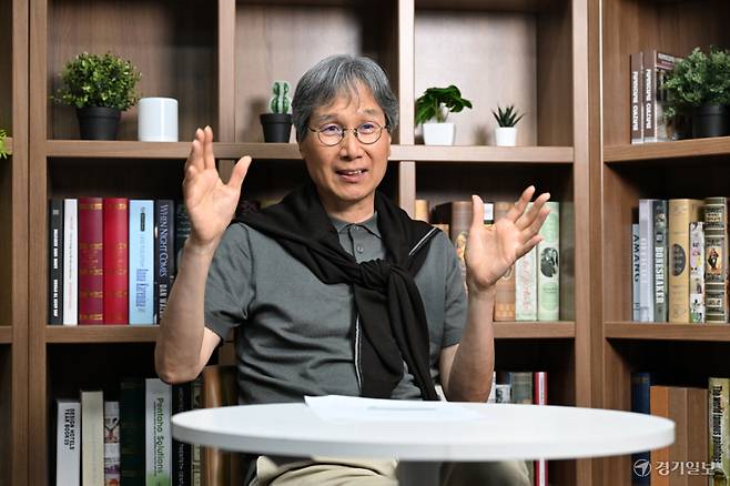 10일 경기일보 수원 본사를 찾은 전 한국 축구 국가대표 최순호가 본지와의 인터뷰에 임하고 있다. 김시범기자