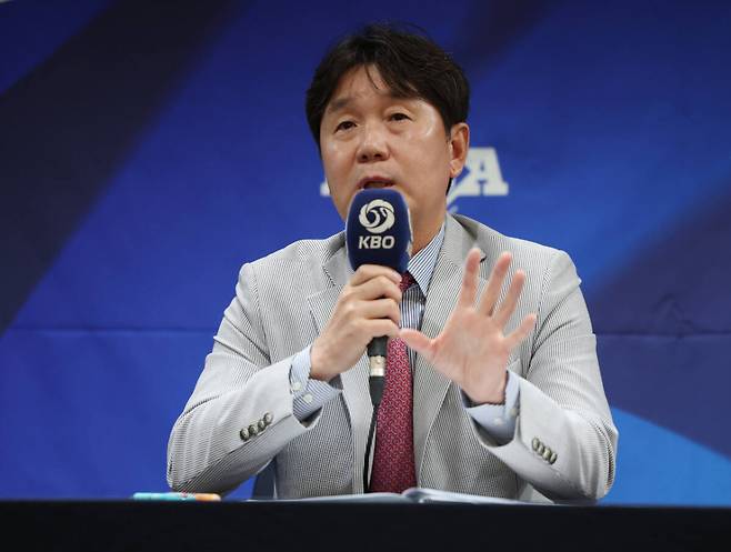 류지현 야구대표팀 감독이 11일 서울 중구 프레스센터에서 2026 아이치·나고야 아시안게임 야구 국가대표팀 최종 명단 공개 기자회견에서 취재진 질문에 답하고 있다. 연합뉴스