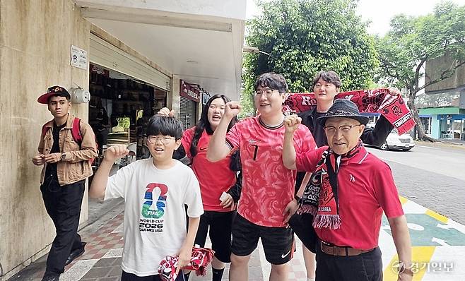 결전지 과달라하라에 도착한 한국 응원단이 대한민국 파이팅을 외치고 있다. 권종오기자