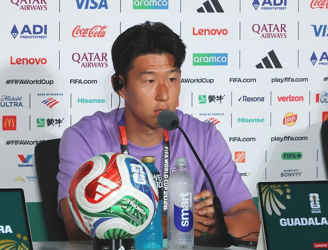 2026 피파 월드컵에 출전한 한국축구국가대표팀의 손흥민이 체코와의 경기를 하루 앞둔 10일(현지시간) 멕시코 과달라하라 스타디움에서 열린 공식 기자회견에서 질문에 답하고 있다 . [연합뉴스]