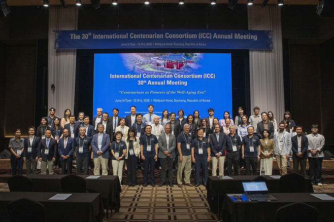 9~12일 전북 고창군 웰파크시티에서 열린 제30회 국제백세인컨소시엄(ICC) 연례학술대회에서 전 세계 노화 분야 석학들이 기념촬영을 하고 있다. ‘웰에이징 시대 개척자로서의 백세인’을 주제로 열린 이번 행사에는 14개국 19개 팀이 참여해 인류의 생물학적 노화 기전을 고찰하고 고령화 사회의 지속 가능한 대안을 논의했다. [ICC]