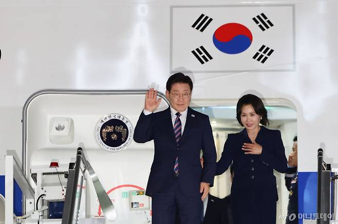 로마(이탈리아)=뉴스1)  허경 기자 = 유럽을 순방 중인 이재명 대통령과 김혜경 여사가 10일(현지시간) 이탈리아 로마 다빈치 국제공항에 도착해 인사를 하고 있다. 2026.6.11/뉴스1  Copyright (C) 뉴스1. All rights reserved. 무단 전재 및 재배포,  AI학습 이용 금지. /사진=로마(이탈리아)=뉴스1)  허경 기자
