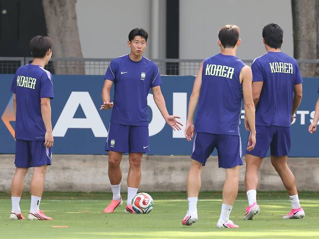 손흥민(LAFC), 조규성(미트윌란), 이강인(파리 생제르맹), 김민재(바이에른 뮌헨)가 '2026 국제축구연맹(FIFA) 북중미 월드컵에서 주목해야 할 선수 200인'으로 선정됐다. 사진은 손흥민이 지난 10일(현지시각) 멕시코 과달라하라 인근 사포판에 위치한 치바스 바예 베르데에서 훈련 중 동료 선수들과 이야기 한 모습. /사진=뉴스1