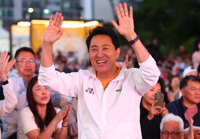 오세훈 서울시장이 5일 서울 광진구 뚝섬한강공원에서 열린 제3회 쉬엄쉬엄 한강 3종 축제 개막식에서 인사하고 있다. 뉴시스