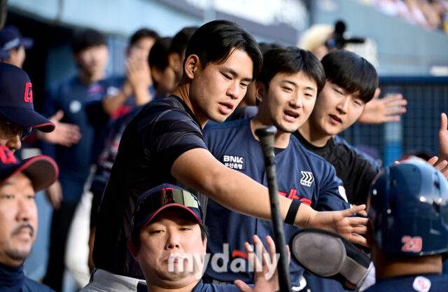 2026년 4월 16일 오후 서울 잠실구장에서 열린 '2026 신한 SOL KBO리그' 롯데 자이언츠와 LG 트윈스의 경기. 롯데 3루 주자 레이예스가 1회초 2사 1.3루서 윤동희의 1타점 2루타 때 홈을 밟자 김진욱이 축하하고 있다./마이데일리 DB