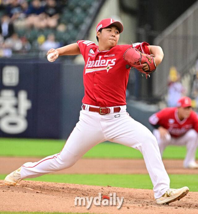 2026년 6월 9일 오후 서울 잠실구장에서 열린 '2026 신한 SOL KBO리그' SSG 랜더스와 LG 트윈스의 경기. SSG 선발투수 김민준이 역투하고 있다./마이데일리