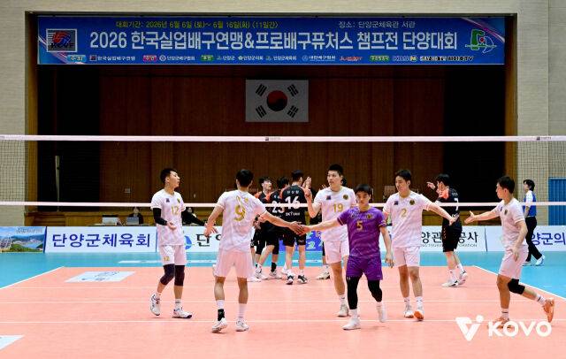 국군체육부대와 OK저축은행이 11일 단양국민체육센터에서 열린 2026 한국실업배구연맹&프로배구 퓨처스 챔프전 단양대회에서 맞대결을 펼치고 있다./KOVO 제공
