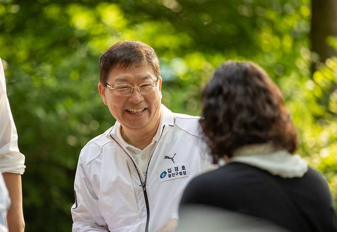 김경호 광진구청장이 한마음 걷기대회에 참석한 구민과 반갑게 얘기하고 있다.