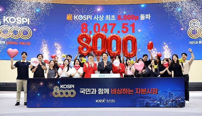 지난달 26일 한국거래소 서울사옥 홍보관에서 직원들이 코스피 8000선 돌파 기념 사진을 촬영 중이다. [한국거래소 제공]