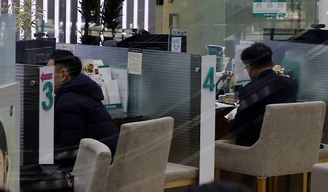 사진은 서울 시내 한 은행 창구에 시민들이 업무를 보고 있는 모습 [뉴시스]