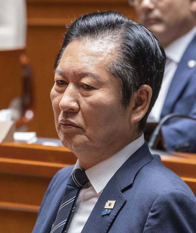 더불어민주당 정청래 대표가 11일 국회에서 열린 의원총회 도중 생각에 잠겨 있다. [연합]