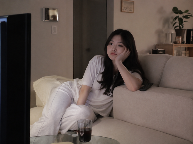 넷플릭스가 오는 7월 한국에 15초 내외의 영상 ‘숏폼’ 서비스를 도입한다. 국내 이용자 사이 유튜브를 중심으로 숏폼 시청이 늘어나면서, 유튜브에 빼앗긴 시청 시간을 되찾으려는 조치로 풀이된다. 사진은 챗GPT로 생성.
