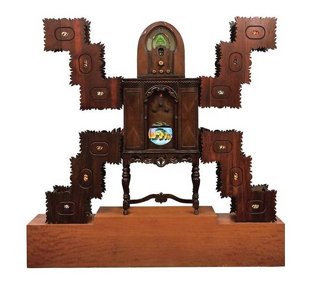 백남준,〈세종대왕〉, single-channel video, 14 antique TVs, antique radio and various objects , sculpture: 56.2×190.1×168(h)cm, pedestal: 45.3×210.1×41.7(h)cm,  1998, 추정가 2억 원 ~ 4억 원 *재판매 및 DB 금지