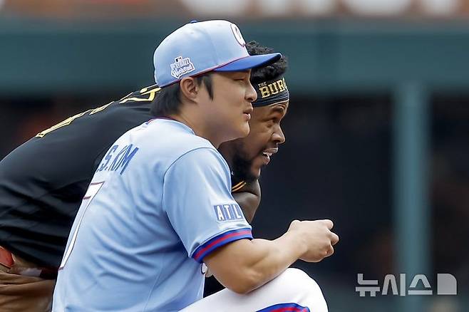 [애틀랜타=AP/뉴시스] 애틀랜타 브레이브스의 김하성이 7일(한국 시간) 미국 조지아주 애틀랜타의 트루이스트 파크에서 열린 2026 메이저리그(MLB) 피츠버그 파이리츠와의 경기에서 오닐 크루스와 함께 비디오 판독 결과를 지켜보고 있다. 2026.06.07
